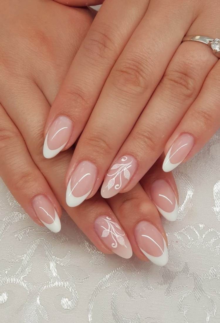 Unhas almond com francesinha sorriso e flores no anelar