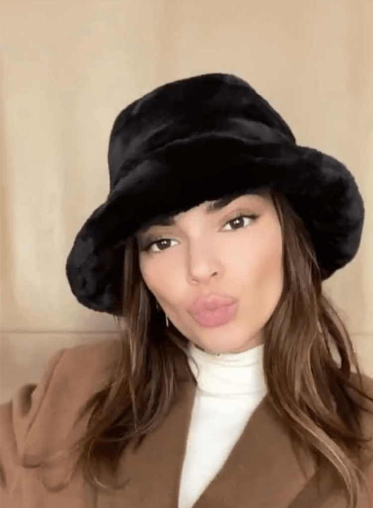Kendall Jenner usando chapéu preto felpudo