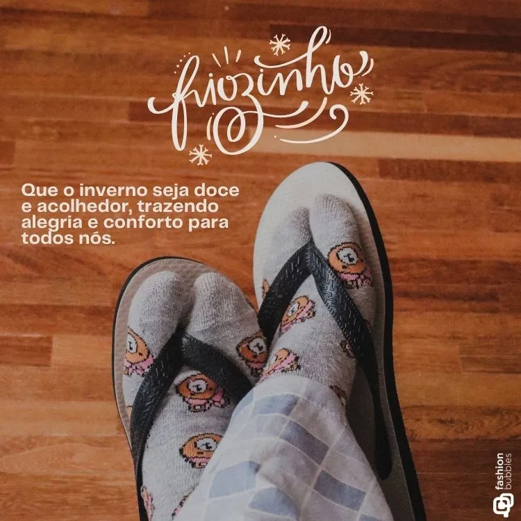 Pessoa relaxa, usando meias cinza com desenhos e chinelos, sobre piso de madeira. Texto estilizado no topo: "Friozinho". Mensagem ao lado: "Que o inverno seja doce e acolhedor, trazendo alegria e conforto para todos nós." Atmosfera aconchegante.
