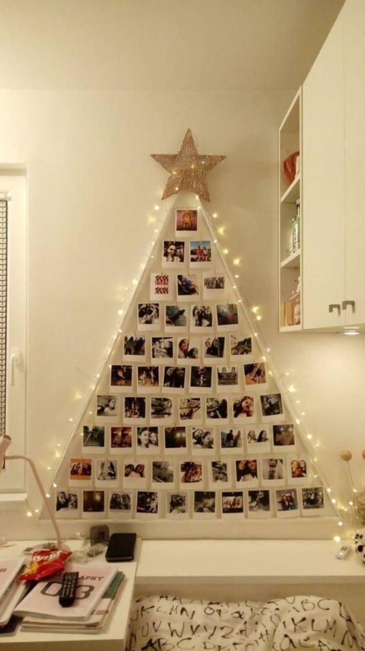 Árvore de natal com fotos. Parede decorada com fotos natalinas.