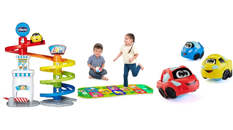 Brinquedos da marca Chicco, como amarelinha e carros 
