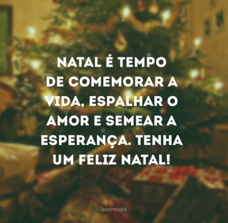 Foto desfocada de árvore de Natal e frase: Natal é tempo de comemorar a vida, espalhar o amor e semear a esperança. Tenha um feliz Natal! 
