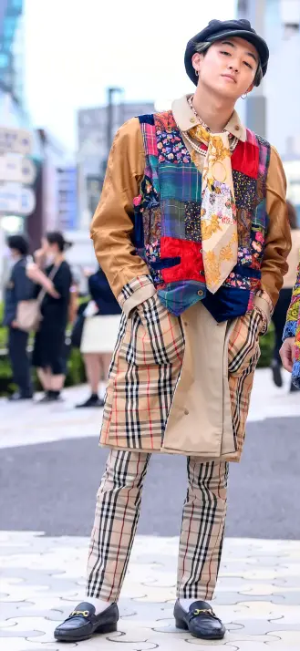 Street style colete patchwork e conjunto xadrez burberry