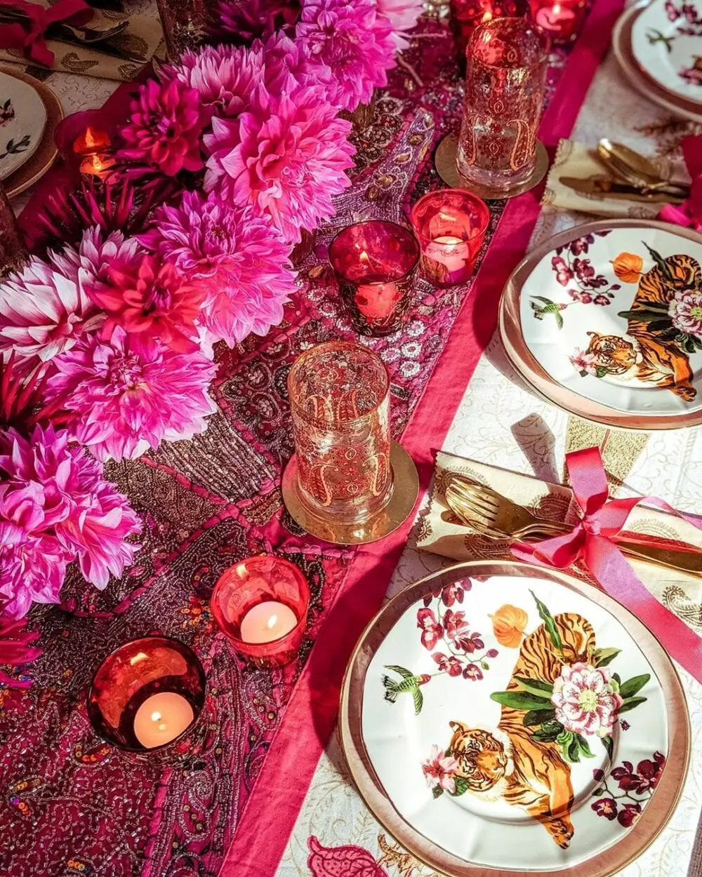 jantar romantico mesa posta com muitas cores e detalhes