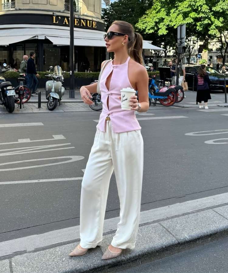 Foto de mulher usando calça pantalona na cor do ano de 2026 da Pantone com blusa rosa