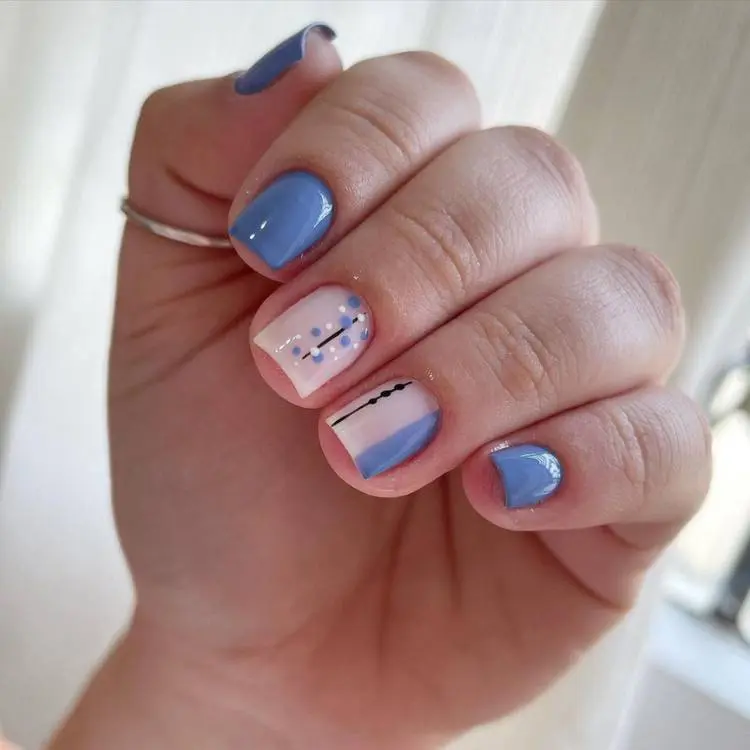 unhas azuis curtas quadradas com desenhos abstratos