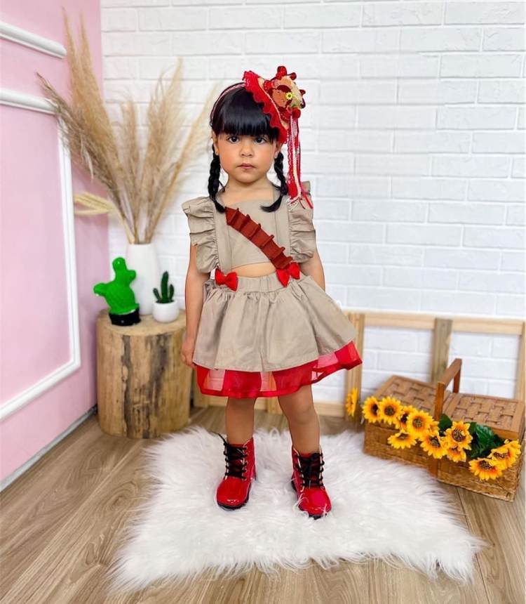 menina vestida com vestido de festa junina colorido