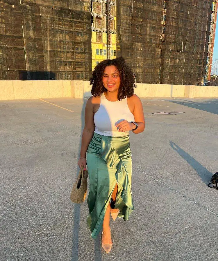Look de regata branca com saia de seda com fenda
