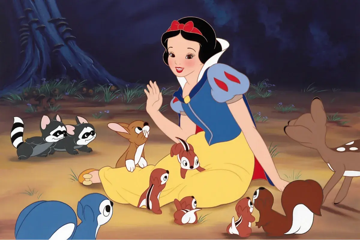 Cena clássica da animação Branca de Neve mostrando a personagem cercada por animais da floresta