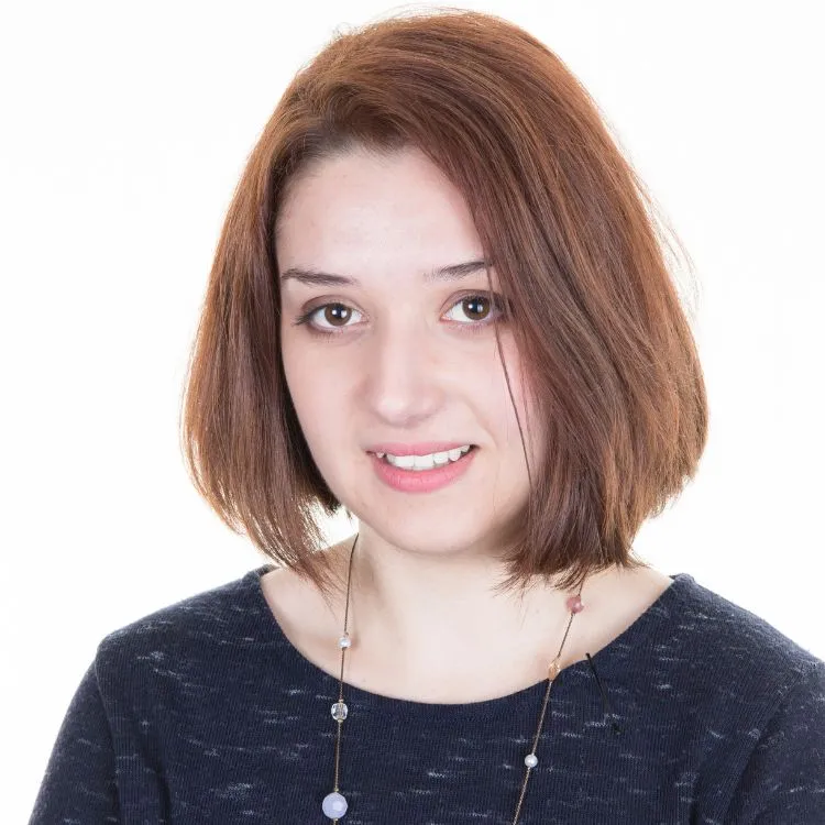 Mulher de pele clara com cabelo castanho chanel repicado nas pontas