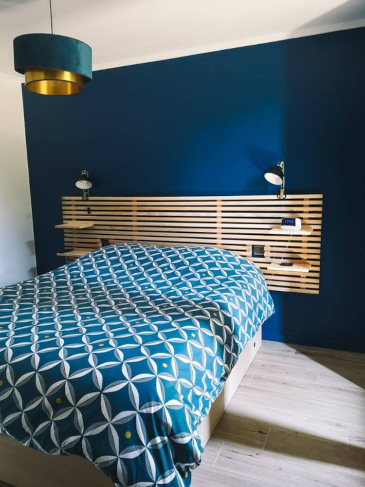 Quarto de casal azul. 