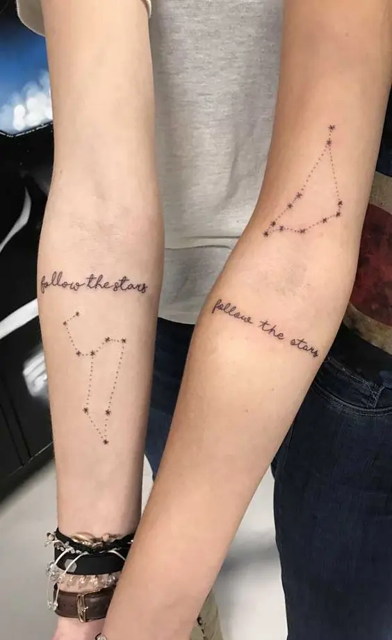 Tattoo de constelação com a amiga