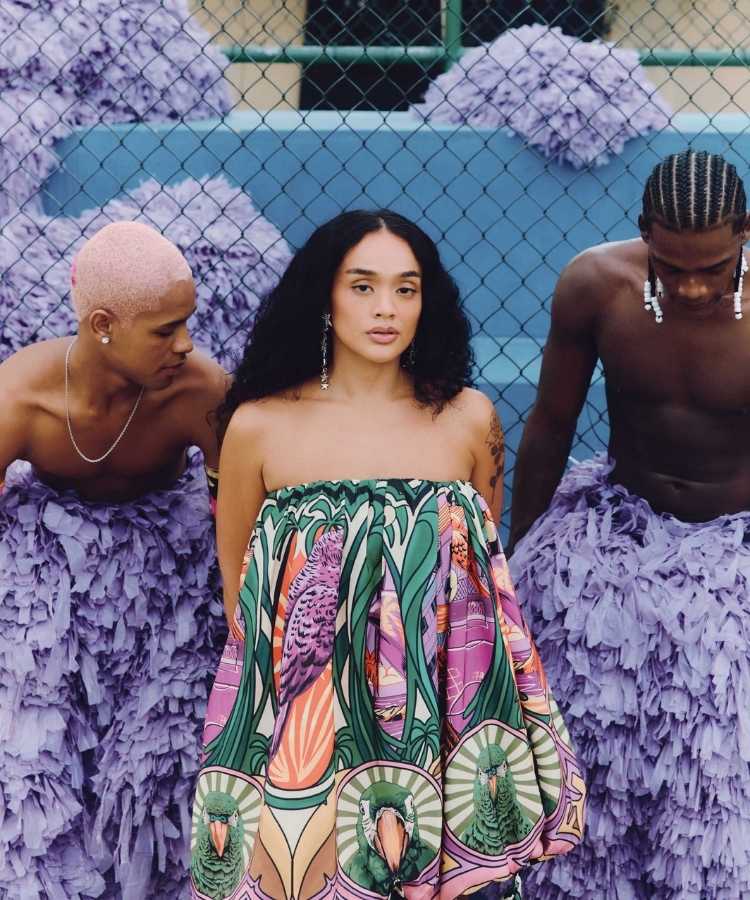 Três modelos na campanha da coleção de carnaval da FARM Rio inspirada nos bate-bolas