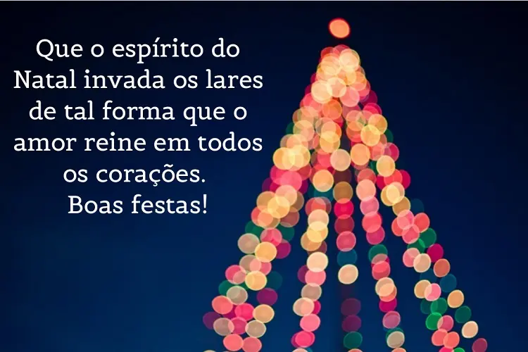 Foto de fundo azul com luzes coloridas  e frase: Que o espírito do Natal invada os lares de tal forma que o amor reine em todos os corações. Boas festas!