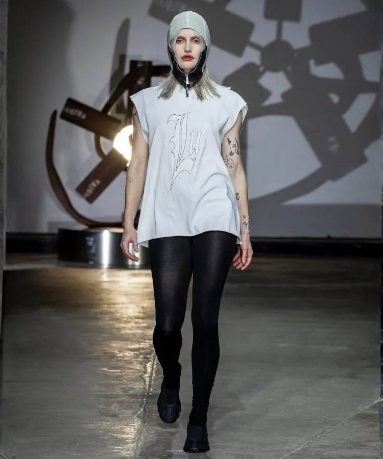 Foto de modelo usando look com camiseta estampada, uma das tendências da London Fashion Week Outono Inverno 2026