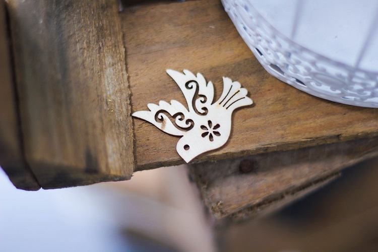 Enfeite de Espírito Santo sobre mesa 