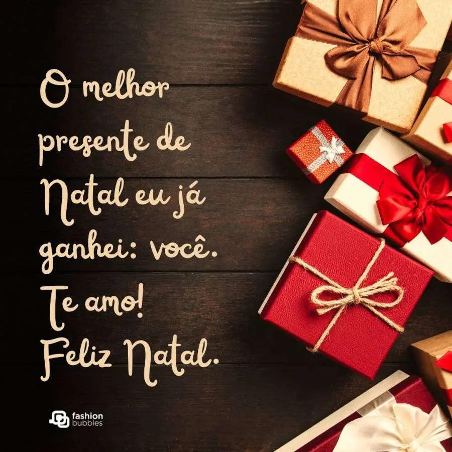 Foto de mesa de madeira com embrulhos e frase "O melhor presente de Natal eu já ganhei: você. Te amo! Feliz Natal."