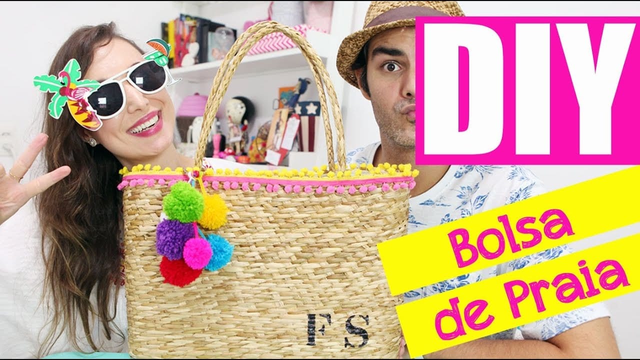 Presentes criativos para o dia das mães - capa de vídeo do youtube com uma mulher e um homem segurando bolsa de palha de presente de dia das mães