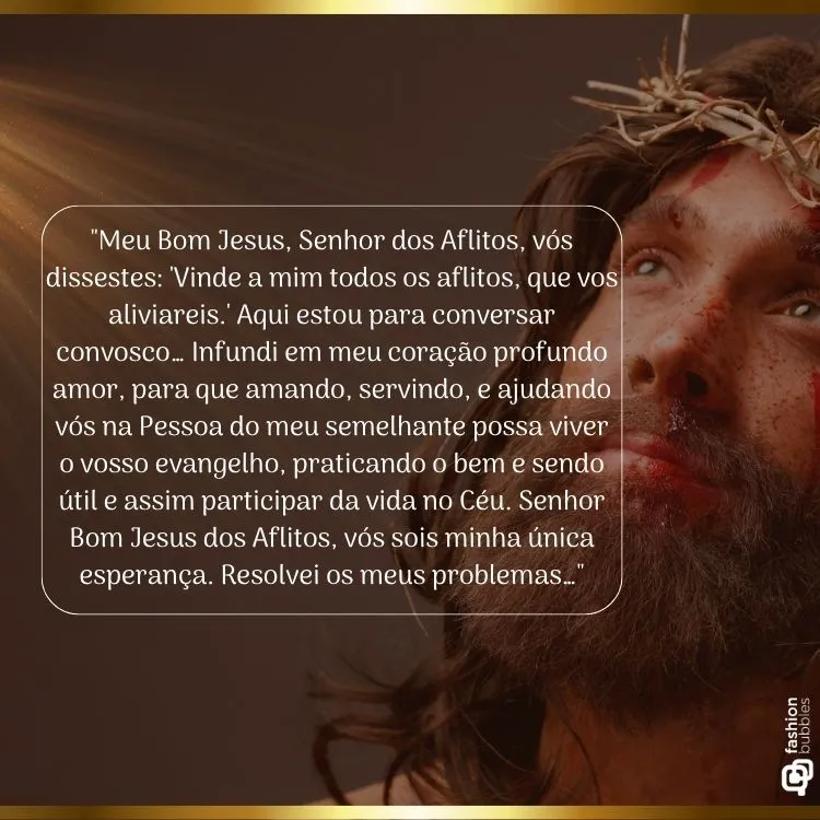 A imagem mostra um homem com barba e cabelos longos, usando uma coroa de espinhos, com feridas no rosto, transmitindo sofrimento. Sobreposta à imagem, há uma caixa de texto branca contendo uma oração. No canto inferior direito, um logotipo pequeno com a palavra "fashion" na vertical está presente.