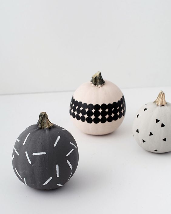 Foto de abóboras decoradas para o Halloween.