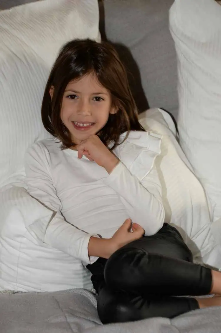 filha de malvino salvador e kyra vestindo blusa comprida branca e calça preta