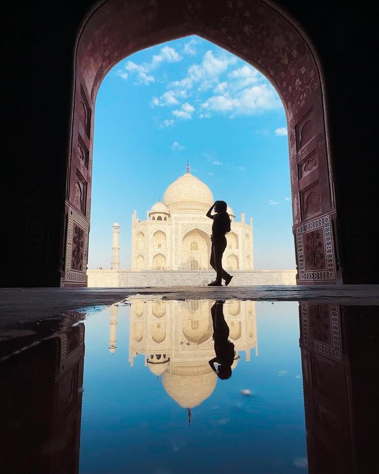 foto de mulher em frente ao taj mahal