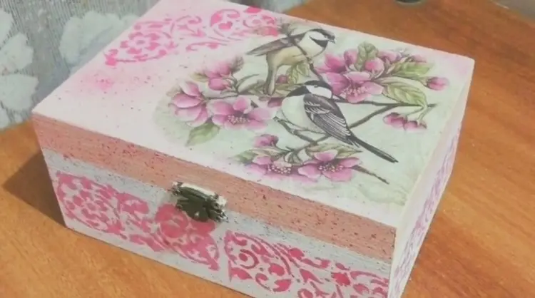 Print de vídeo do YouTube com passo a passo de caixinha de joias decoupage.