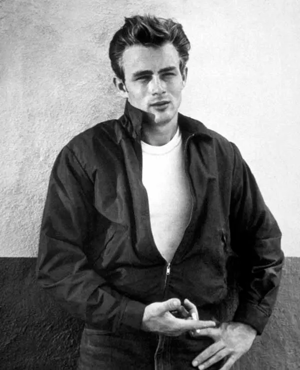 James Dean vestindo Jeans na publicidade de "Rebel Without a Cause", de 1955. 