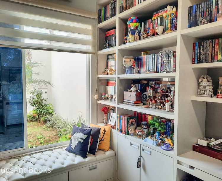 canto de quarto com livros em prateleiras