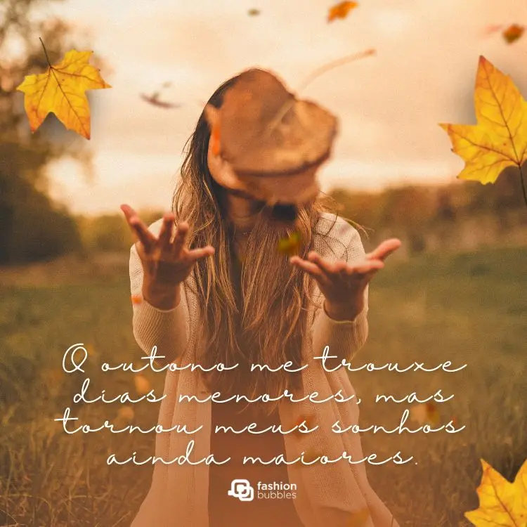 Foto de mulher de pele clara jogando folhas de outono para frente e frase: O outono me trouxe dias menores, mas tornou meus sonhos ainda maiores.