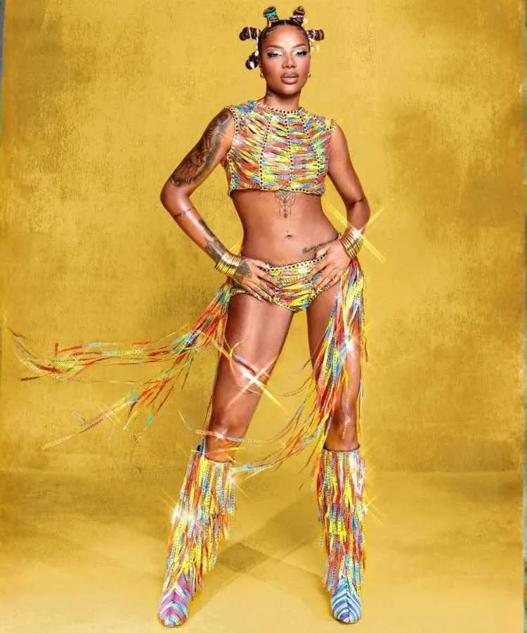 Cantora Ludmila usando top, hot pants e botas feitas de fitinhas do Bonfim
