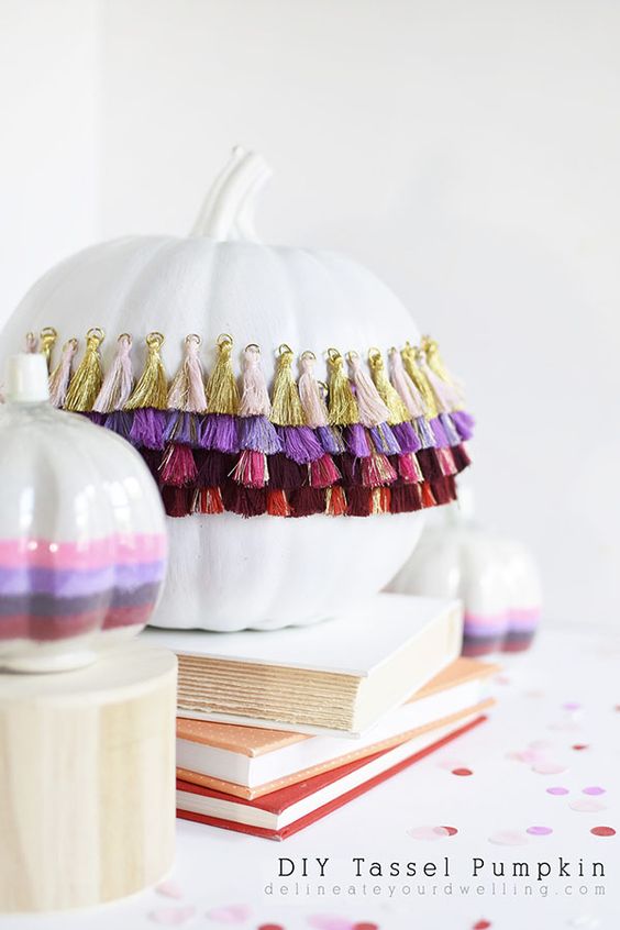Foto de abóbora decorada com tassel para o Halloween.