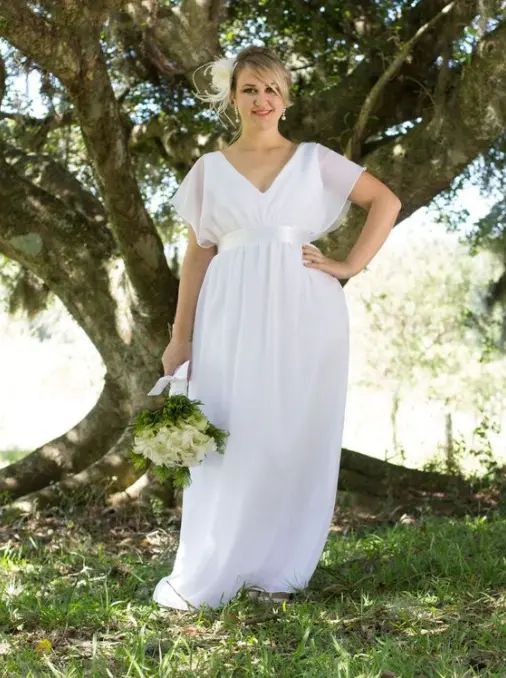 Vestido noiva plus size com faixa abaixo do busto e manga transparente. 