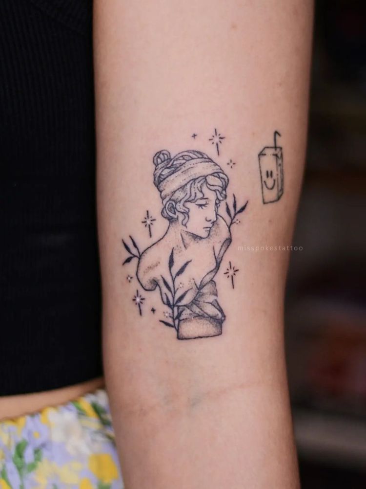 tatuagem de estátua da poetisa Safo.