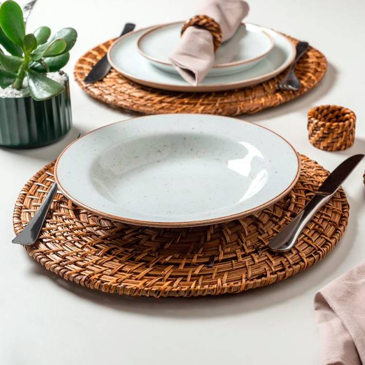 Presentes para o Dia das Mães: conjunto de sousplats feito com fibra natural, com jogo de pratos por cima, bem como talheres.