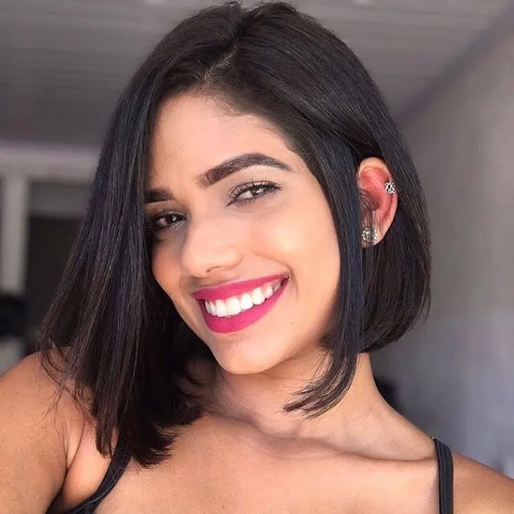 Mulher de pele clara usando cabelo preto chanel