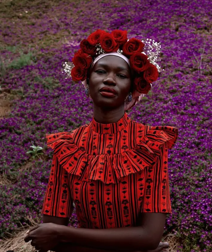 Editorial vestido com babados da Sindiso Khumalo
