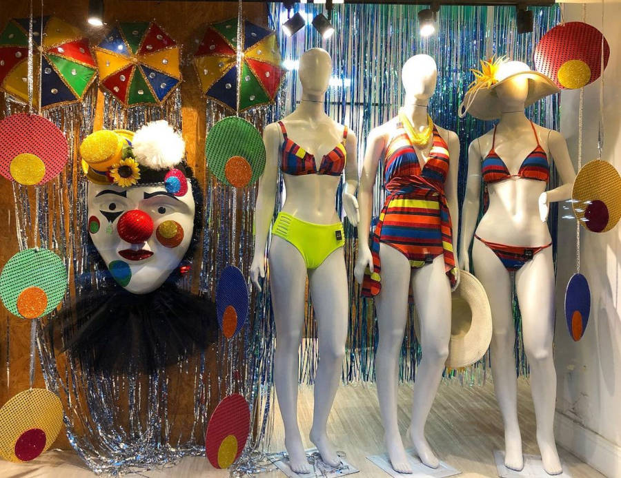 Vitrine de carnaval para loja de roupa de banho.