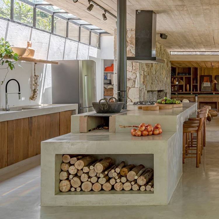 Fogão à lenha decorado com cebolas, tábuas, panela e alimentos