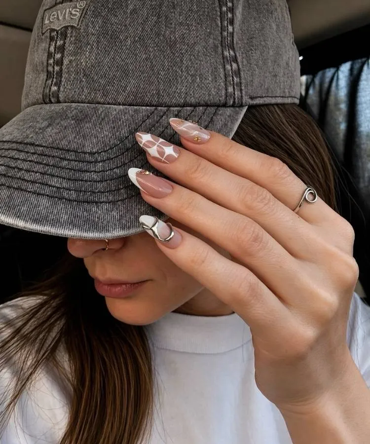 Mismatched nails em tons de branco