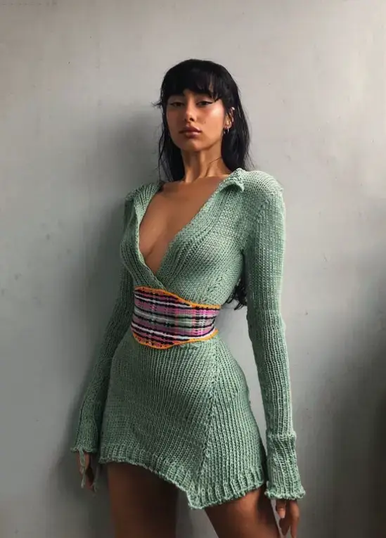 Vestido tricô com decote v e manga comprida