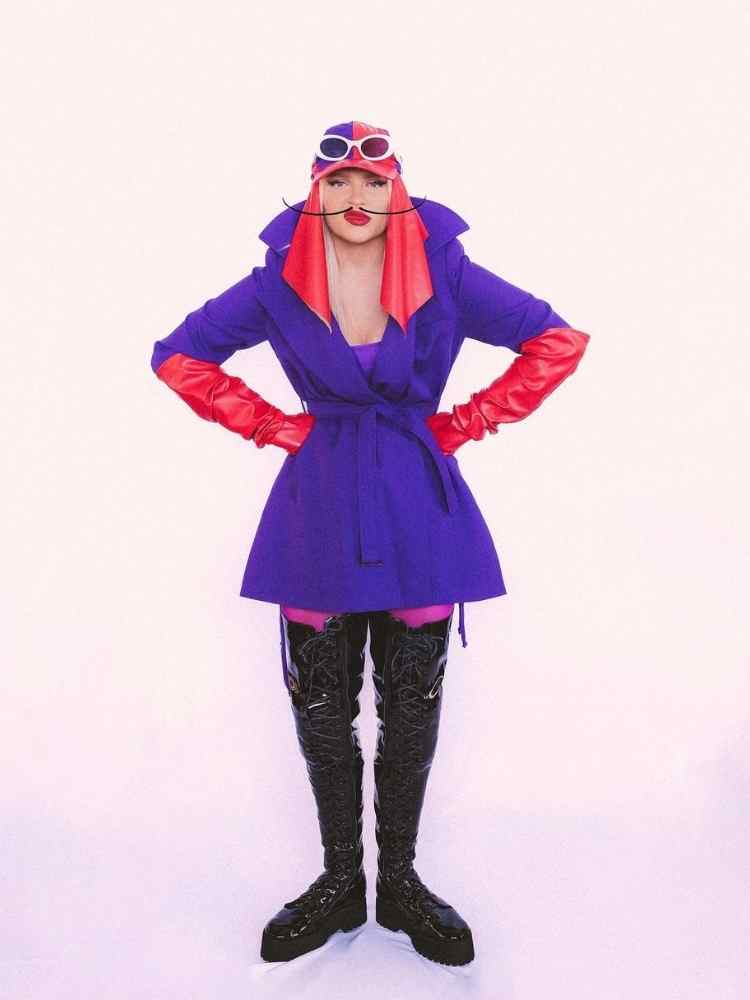 Fantasia de Dick Vigarista de Luisa Sonza: look azul, vermelho, rosa e preto.