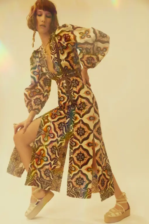 Vestido mangas volumosas com fendas e estampa caleidoscópio 