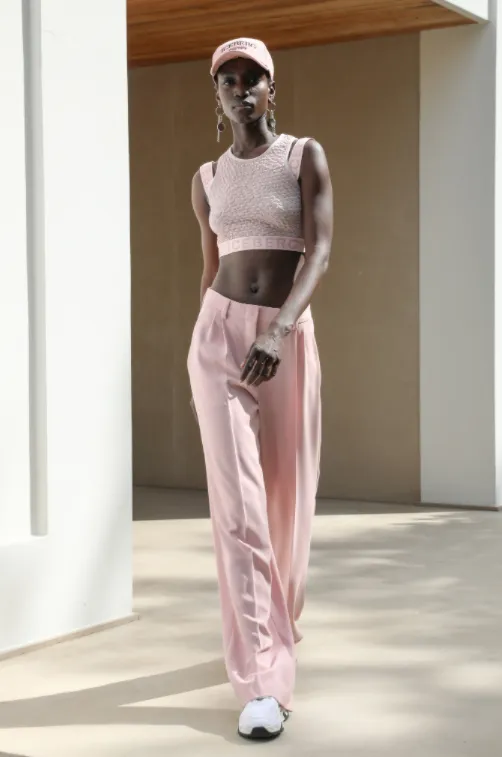 Cropped texturizado com calça alfaiataria