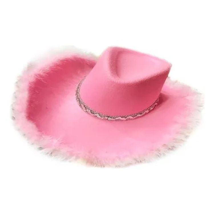 Um chamativo chapéu de cowboy rosa adornado com um aro brilhante prateado e borda de plumas rosa suave, em um fundo branco.