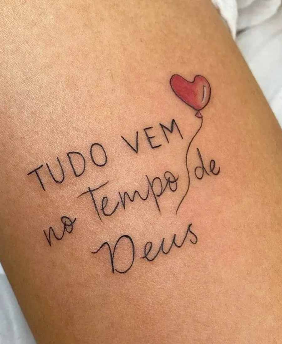 Frase religiosa tatuada.