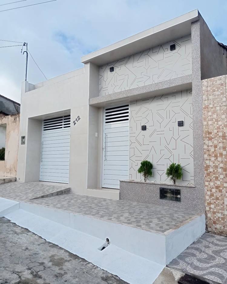 Muro de casa com número 212, portão, e textura diferente