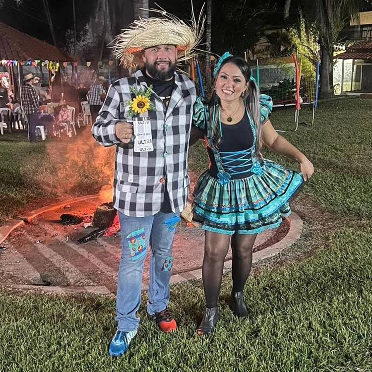 Casal de caipiras em festa junina
