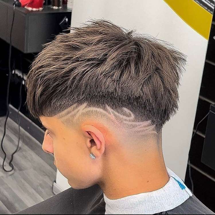 Menino com cabelo cortado finalizado em V: natural + riscos na 0 + degradê
