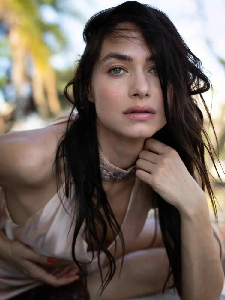 Mulher não-modelo com mais de 30 anos em ensaio fotográfico, usando vestido de seda , maquiagem com pele hidratada e base leve